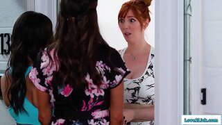 Mostohaanyám, illetve nevelt lánya menjen szembe egy erőszakos busty vörös kér bocsánatot kínál nekik 3some.Ő facesits a barna, mint ő megnyalta