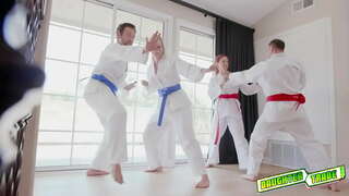 ���ේශයෙහි ලුනා ආලෝකය හා ඈෂ්ලි රතු ඔළුගෙඩි සහ ගනී ඔවුන්ගේ කුකුළෝ ඇති රස පිළිබඳ ඔවුන්