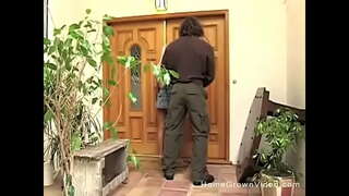 Horny blonde ngotea na ka fucks tona hoa i runga i te parani