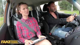 Giả Học Lái xe Học Mua Hướng dẫn Emilia Làm một ly cà phê trước khi trời fuck