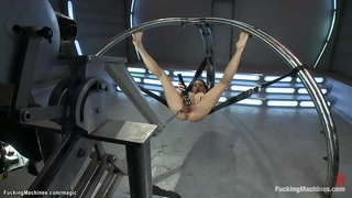 Sara Luvv, la morena latina solitaria con cola flexible, se desnuda la lencería en las medias y luego se folla a la máquina y obtiene orgasmos intensos en varias posiciones