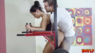 Juan izstiepts Canela&amp;#039; s maksts lūpām