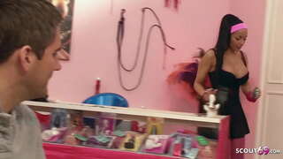 Том Tits, Сайхан Илжиг Latina Өсвөр хууран мэхэлж тулд Ширүүн Зөндөө дээр Ажиллах