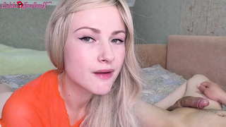 Sexy Dziewczyna Robi Loda Członka i Liże Jaja po Pracy - Połyka spermę