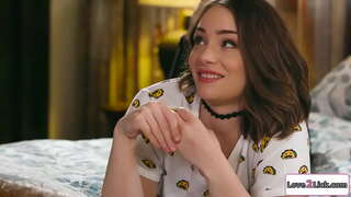 ���ಂದು ಕೂದಲಿನ ಸುಂದರಿ ಮಾಡುತ್ತದೆ ಒಂದು ಮ್ಯಾಜಿಕ್ ಟ್ರಿಕ್ ಸೇರಿಸಲು, stepbrothers gf ಮತ್ತು ಲೀಡಾದ ತನ್ನ.ಅವರು ಕಿಸ್ ಮತ್ತು ದಪ್ಪ ಮೊಲೆಯ ಕೆಂಪು ಜಡೆಯ ಕಂದು ಕೂದಲಿನ ಸುಂದರಿ ಲೆಸ್ಬಿಯನ್.ನಂತರ ಅವಳು ತನ್ನ ಬೆರಳುಗಳ ಮತ್ತು ಆಟಿಕೆ ತುಲ್ಲು