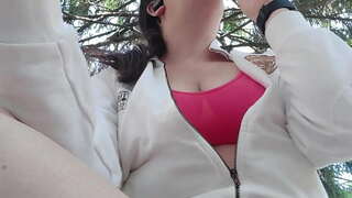 Nicoleta montre ou pwent tete difisil li yo nan piblik la kòm li te fimen ak jwe avè l &#039; tete