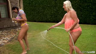 Dildo Ubacim i Striptiz Sisa za Dve Sisate Lezbejke