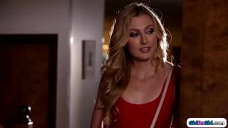 بعد العودة الى الوطن في وقت متأخر مرة أخرى لها مفلس زوجة تقرر انها سوف تكون شاذة.ربيبة على titsucked لعق كس جبهة مورو الإسلامية للتحرير و facesits لها