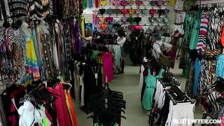 Молоденькая блондиночка Хейли Спейдс сосет член и в то же время ее дико трахают в киску