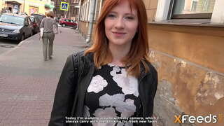 יופי נותן לו מציצה. הם עושים סקס על הספה, doggystyle ועוד תנוחות שהופכות ילדה נאה לגנוח