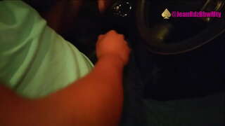 Водитель uber трахается со мной, показывая сиськи по городу