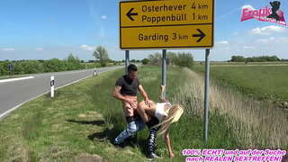 Creampie sulla strada con una bionda slut cum