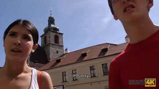 HUNT4K. Rik hunter forfører petite brunette som trengte penger for ferien