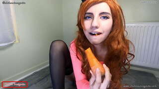 Kuniklo fucks her karoto tiam manĝas ĝin