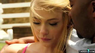 Flaco hijastra interracial follada por la BBC padrastro en el jardín