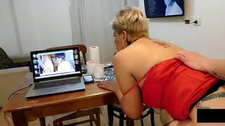 Ман обнаруживаю , ки ӯ шпионит ба ман , то ман мастурбирую , ва заставляю он наполнять ман хари шир то он даме , ки он перельется тавассути edge .....