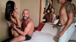 ���ိုနောက်ခံ၏အရှေ့ကင်မရာကိုအမှတ်တံဆိပ်-အသစ် carioca၊ထိုခံစားမှုများ၏နှစ်ဦး cocks သူမလာျတချိန်တည်းမှာပင်၊ပထမဦးဆုံးအကြိမ်အဘို့နှင့်အတူအဆုံးသတ်၏တစ်ဖွဲ့လုံးဝန်ပည္ဆိုင္ရာ