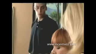 Inyathelo lesi-Mom kwaye inyathelo Unyana ndwendwela dominant inyathelo lesi-Aunt ngomhla wakhe umhla wokuzalwa