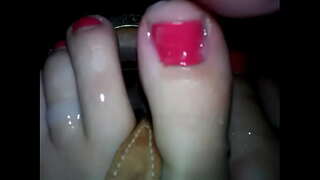 Teen a &#039; gabhail cuid cum air troigh agus sandals