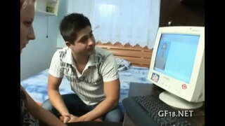 Ragazza brutta solleva le gambe lunghe.