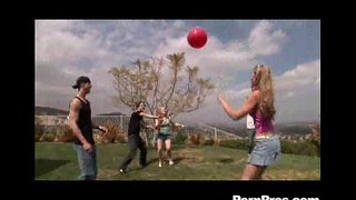 ���ასვლა თინეიჯერი თამაშობენ და სადრენაჟო ბურთები