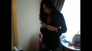 Italiano amatoriale Lilly striscia e si masturba