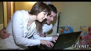 Po prostu spójrz na tę uroczą dziewczynę