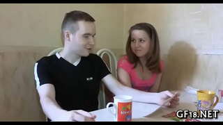 Pretty umri wa kisheria kijana malaika anasimama doggy mtindo