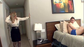 Big boobed milf bionda in calze e giarrettiera