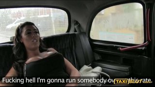 Чоң грудастые Ава бурят менен айдоочусунун карата заднем сидении аны такси