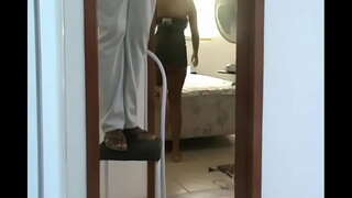 La donna in un Angolo stava Mostrando senza mutande su per Elettricista