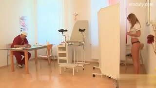 ���ध teenie गिळणे