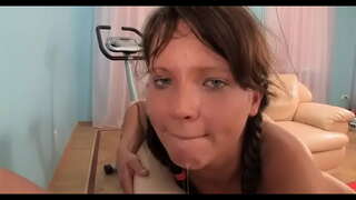 Magnifique jolie gal reçoit entrejambe léché