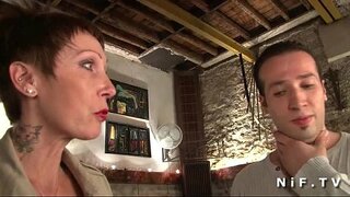 Büyük titted ve dövmeli Fransız olgun gets ona sıkı göt hammered