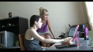 At pagkatapos ay kapwa tumatagal ng kanyang mga hawakan ng pinto