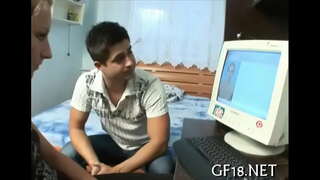 Diezgan pilngadības pusaudzis meitene stāv sunīšu modes