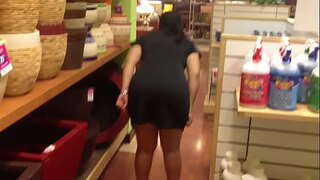 Culona учит паноча и анус в магазине