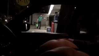 Kim Exhibicionista mostrando el culo a estra&amp;Muñoz; os en el auto M &amp; řídit; xico DF