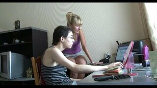 Ajoyib teen gal doggy moda turadi