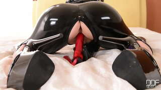 Lucy cieszy się swoim wibratorem