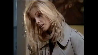 Gina Salvatge estrebades el seu home, mentre que en el telèfon, llavors li fa córrer abans que ella deixa