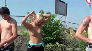 Y. ਗੋਰੀ ਕੁੜੀ ਜਨਤਕ ਸੈਕਸ ਗਲੀ ਵਿਚ ਦਿਹਾੜੇ