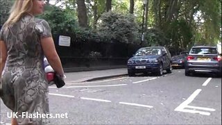 Сексуальная мигающая блондинка Эшли Райдерс эксгибиционизм ачык һавада һәм любительская красотка-вуайерист