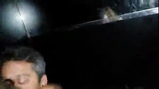 Con mia moglie presso l&#039;altalena dell&#039;interno e l&#039;amico a mangiare