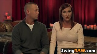 Slutty idojn ludante kun ludiloj kaj bastonojn en la realo