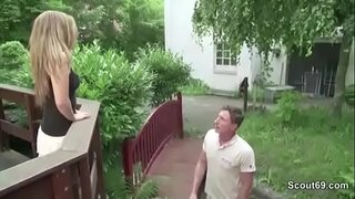 ���ిన్న పలుచన యువ ద్వారా ఇబ్బంది పెట్టాడు భూస్వామి ఎందుకంటే అప్పులు 