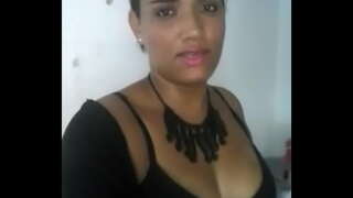 Come andò con i suoi amici, e ha lasciato una moglie impertinente, a casa cazzo di caldo