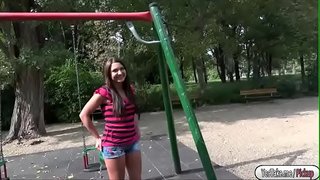 Kristina scopata in pubblico per contanti