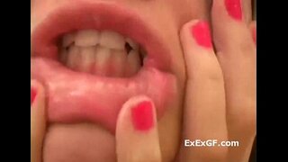 Uhke väike tüdruk kiusab tema alasti keha dušš