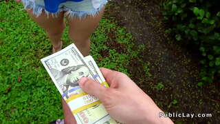 Blondynka z пузырчатым tyłem pieprzy w garażu publicznie